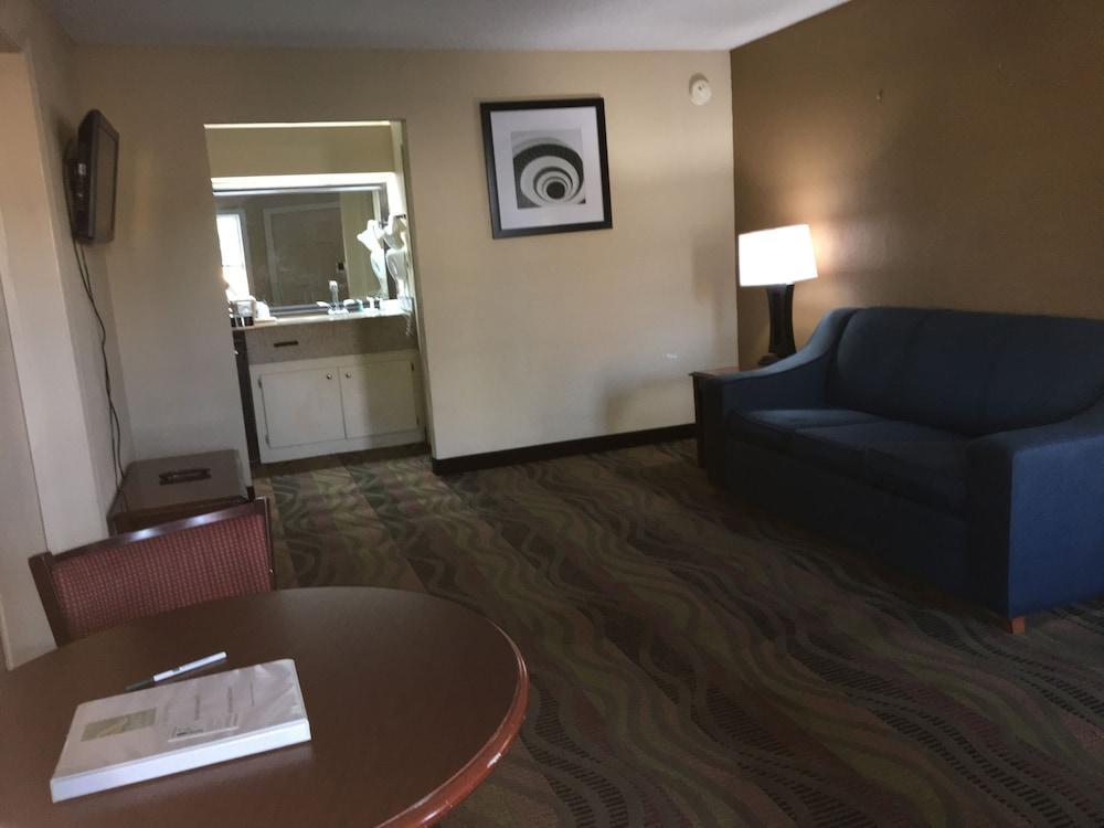 Quality Inn & Suites Сантий Екстериор снимка