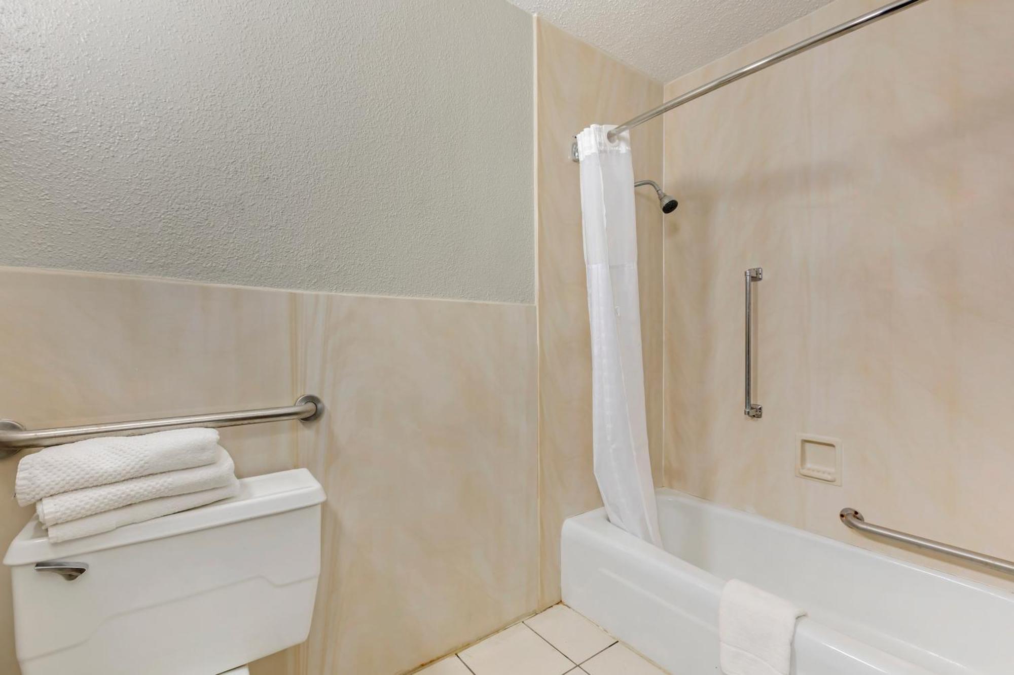 Quality Inn & Suites Сантий Екстериор снимка