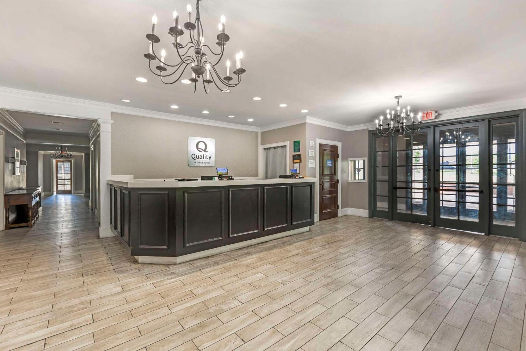 Quality Inn & Suites Сантий Екстериор снимка